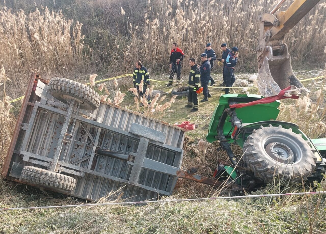 Denizli’de devrilen traktörün sürücüsü hayatını kaybetti