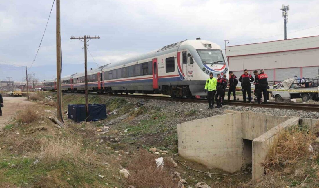 Denizli’de tren raylarından karşıya