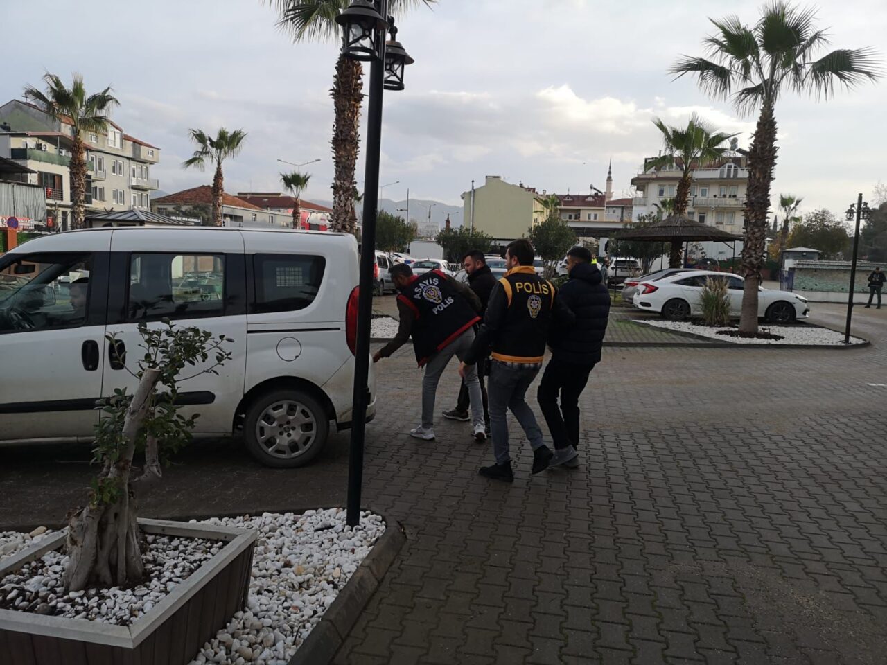 Fethiye’de gasp iddiasıyla 2 zanlı tutuklandı