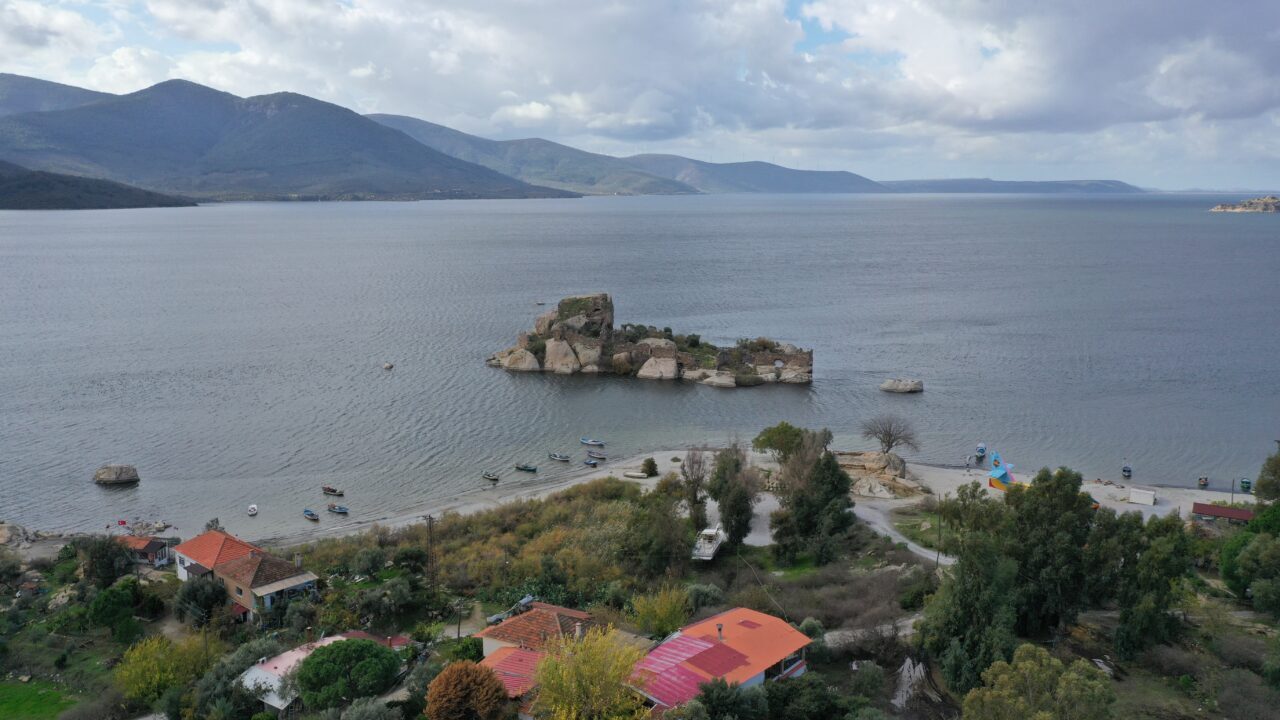 Herakleia Antik Kenti’ndeki kazılarda çıkarılan bazı eserlerde pati izlerine rastlandı