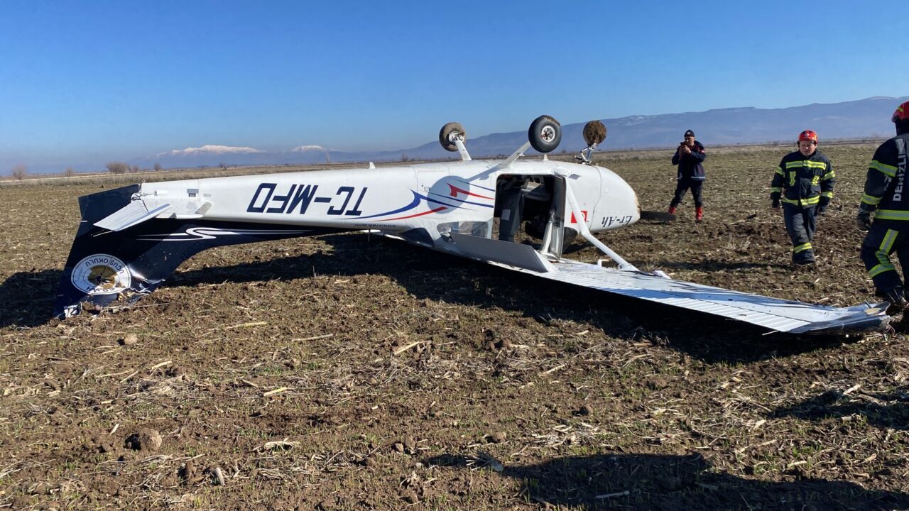 Isparta’dan havalanan eğitim uçağı Denizli’de sert iniş yaptı, 1 kişi yaralandı