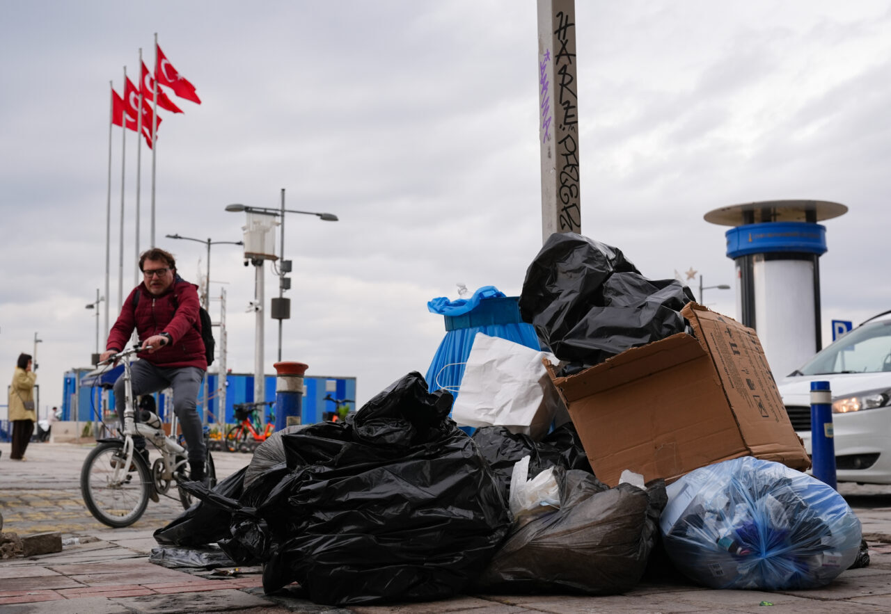 İzmir’de belediye çalışanlarının eylemi nedeniyle sokaklarda çöp yığınları oluştu