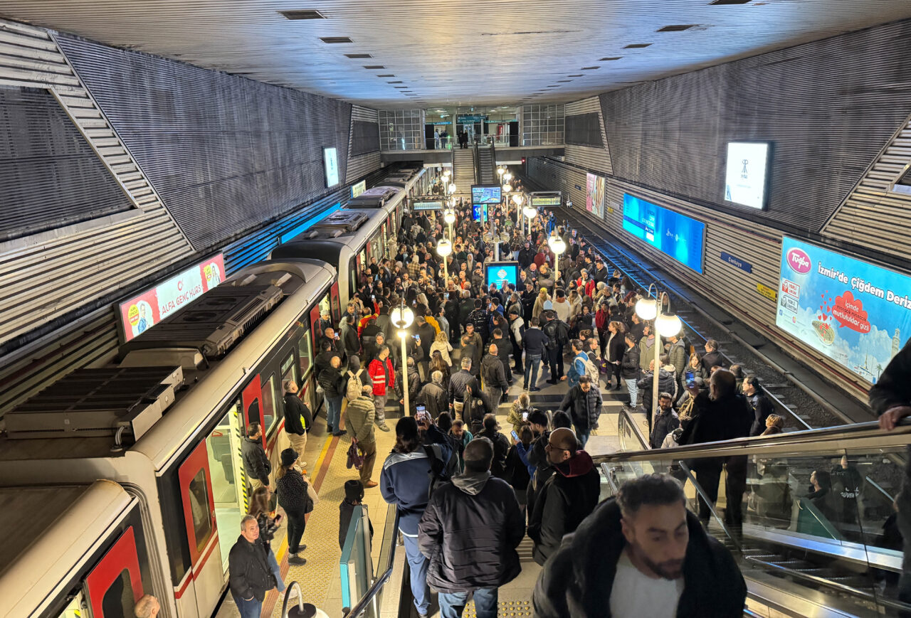 İzmir’de belediye otobüs şoförleri iş bırakma eylemi yaptı