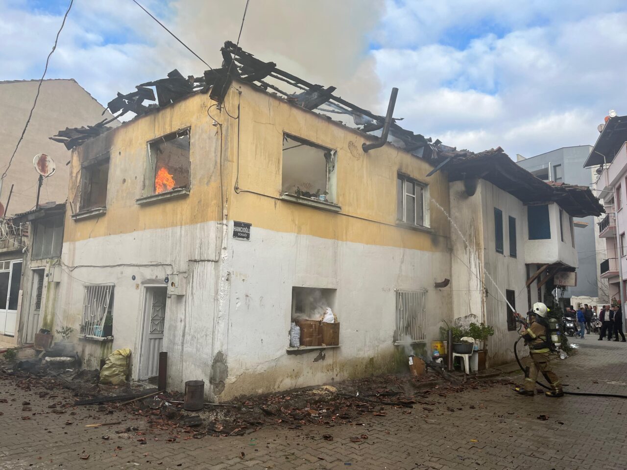 İzmir’de çıkan yangında müstakil ev kullanılmaz hale geldi