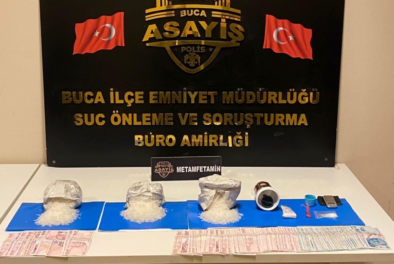 İzmir’de uyuşturucu ticareti yapan 2 şüpheli gözaltına alındı