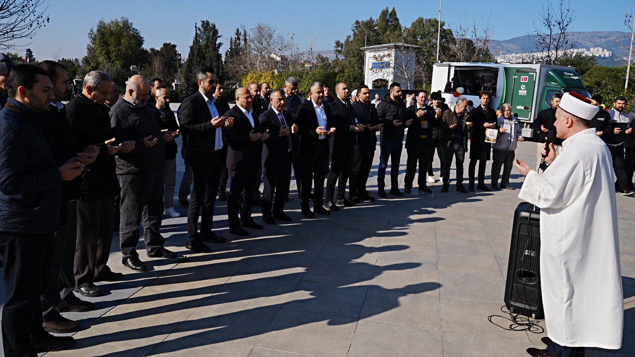 İzmir’den Suriyeliler için 1 un tırı Hatay’a gönderildi