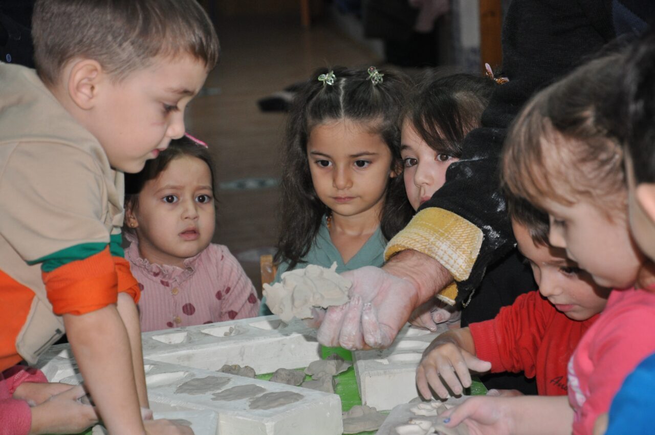 Kütahya’da anaokulu öğrencileri çini çamuruna şekil verdi