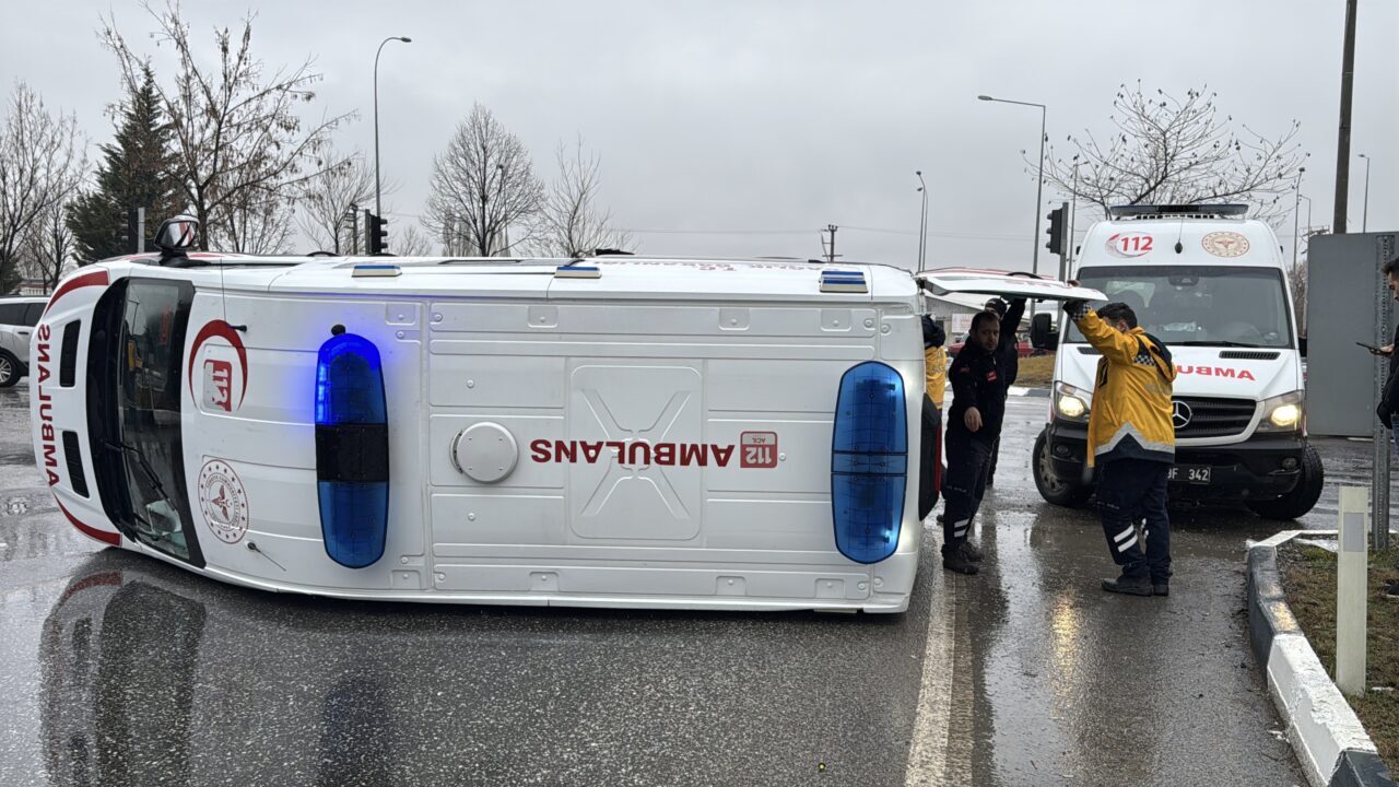 Kütahya’da otomobil ile ambulansın çarpıştığı kazada 4 kişi yaralandı