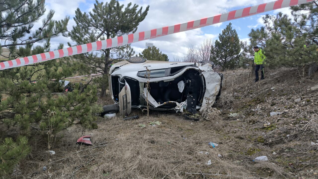 Kütahya’da şarampole devrilen otomobildeki 1 kişi öldü, 1 kişi yaralandı