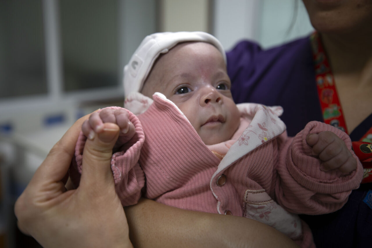 Mucize bebek Eylül Cemre, doktorların “prematüre okulu”ndan taburcu edildi