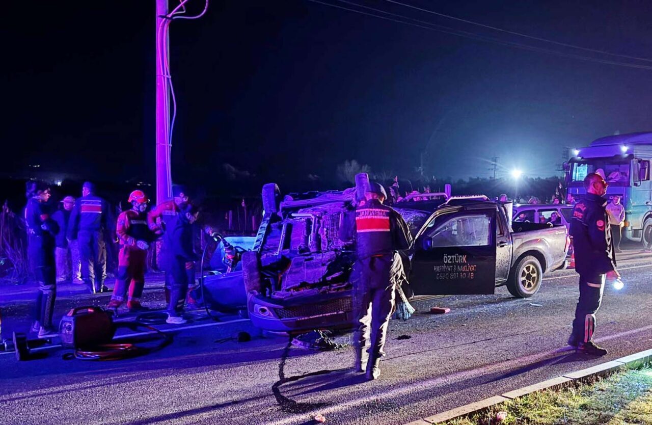 Muğla’da otomobil ile pikabın çarpıştığı kazada 2 kişi öldü