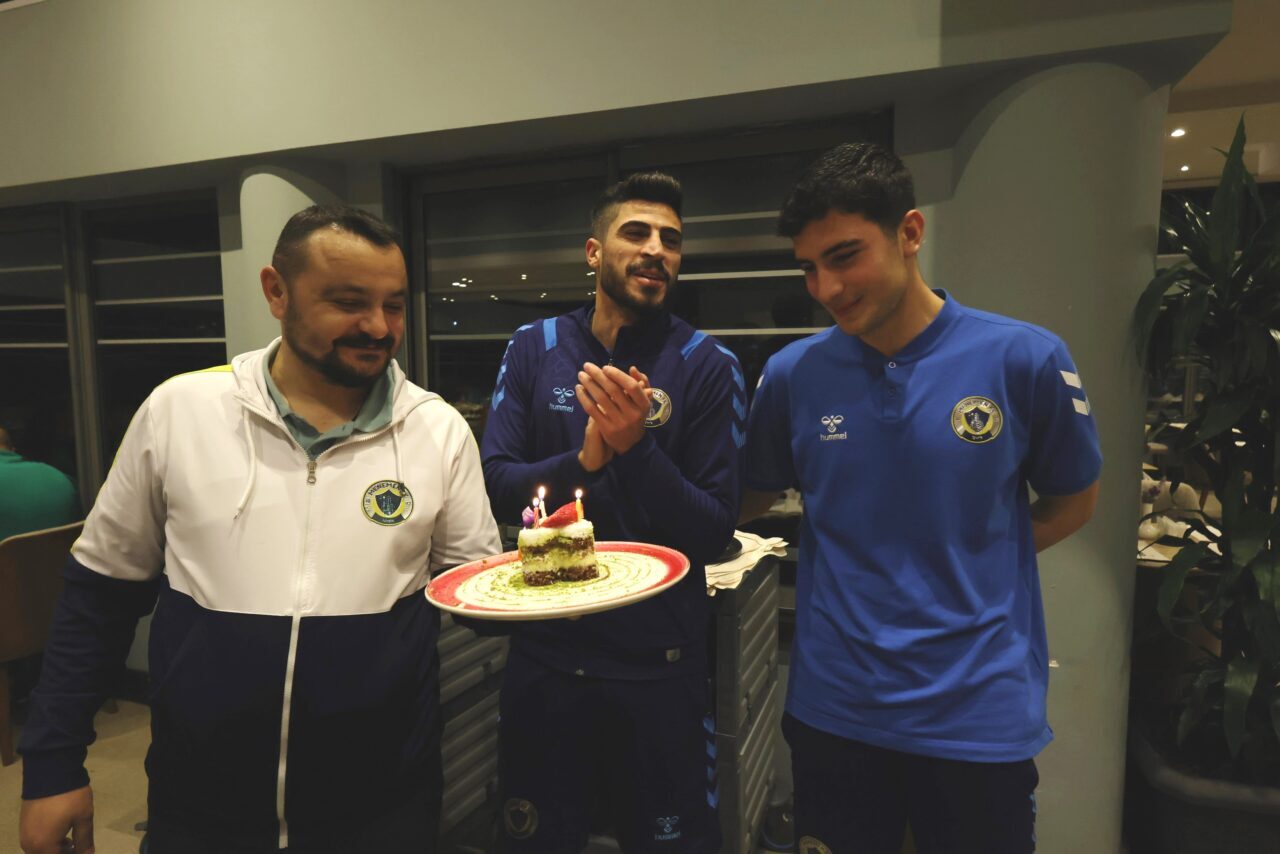 Şehit Fethi Sekin’in futbolcu oğlu, 19. yaş gününü takım arkadaşlarıyla kutladı