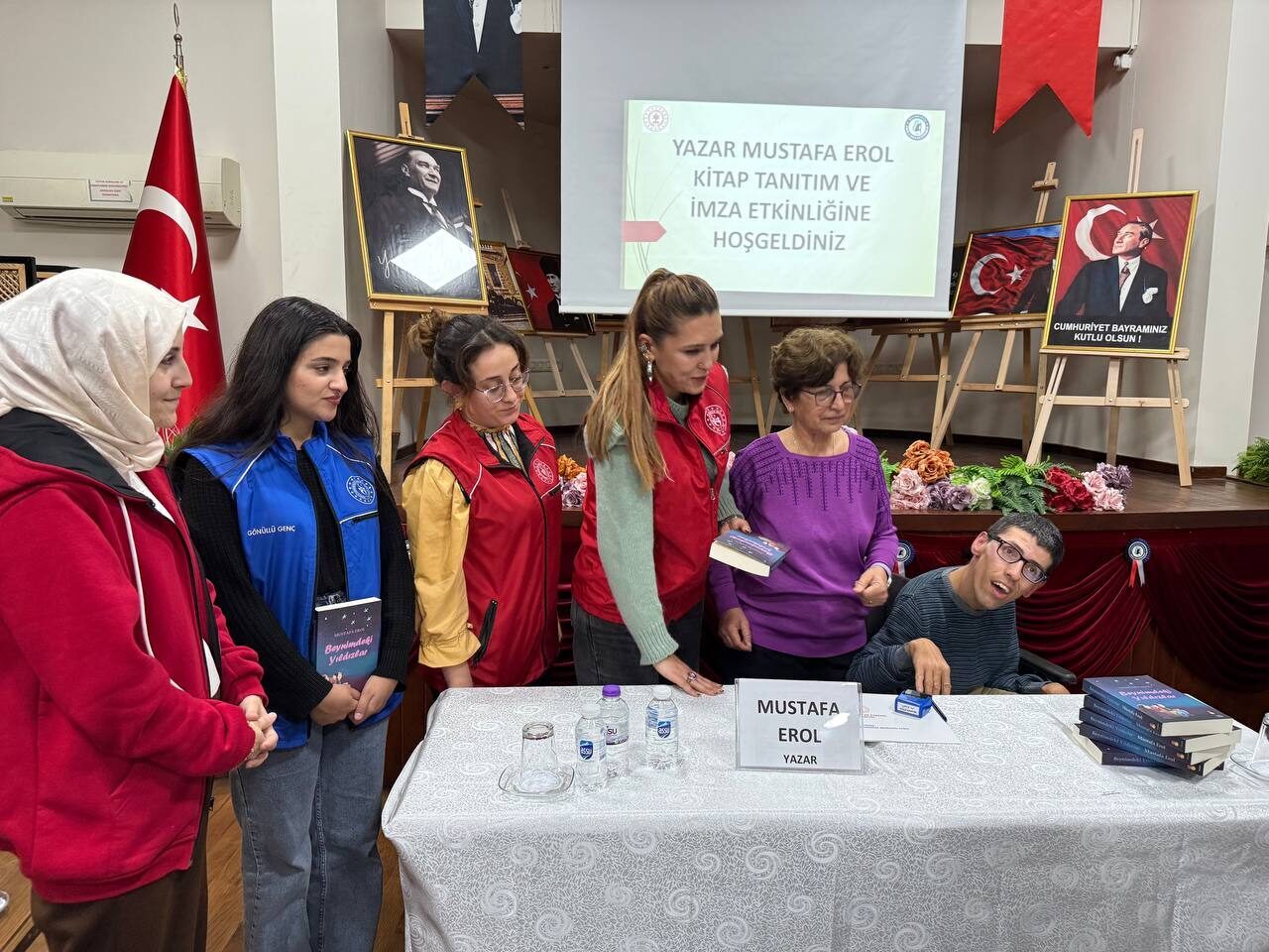 “Serebral palsi” hastası Mustafa Erol’un burnuyla yazdığı kitabı tanıtıldı