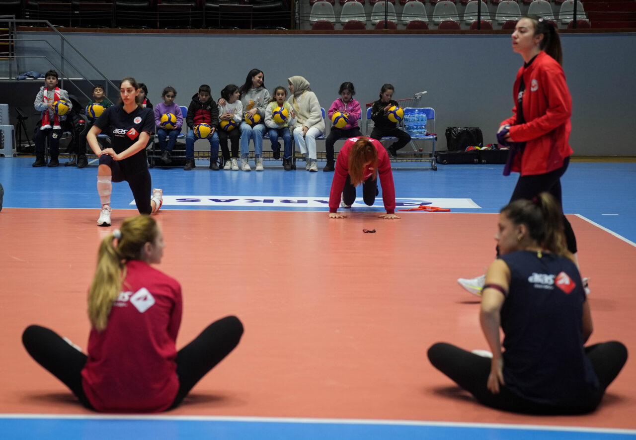 “Soğan torbalarından voleybol filesi yapan çocuklar” İzmir’de Aras Kargo’nun idmanını izledi