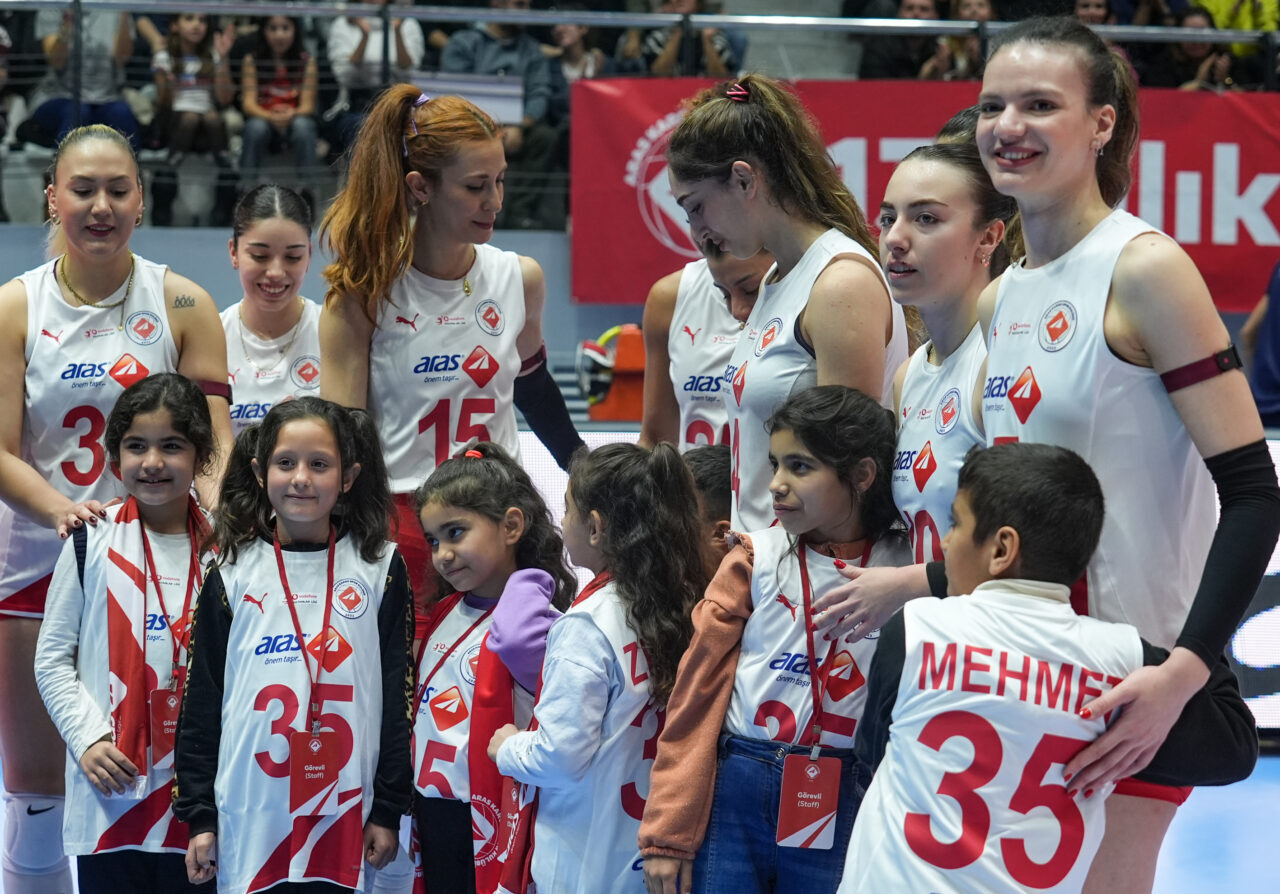 “Soğan torbalarından voleybol filesi” yapan çocuklar, İzmir’de maç izledi