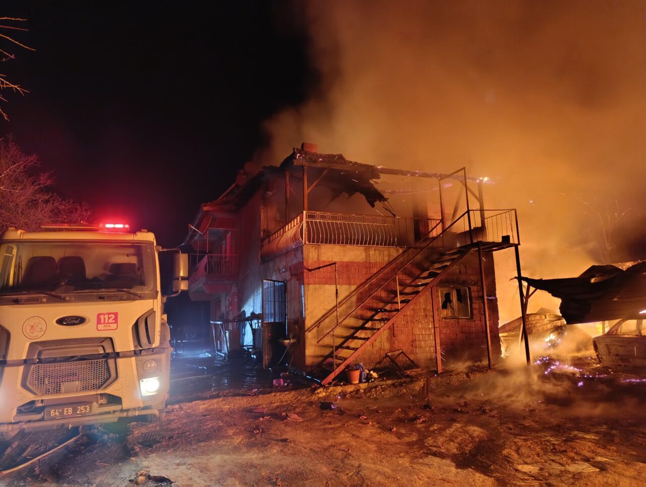 Uşak’ta otomobilde başlayıp eve sıçrayan yangın söndürüldü