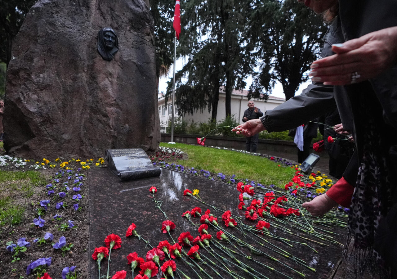 Zübeyde Hanım vefatının 102. yılında İzmir’de mezarı başında anıldı